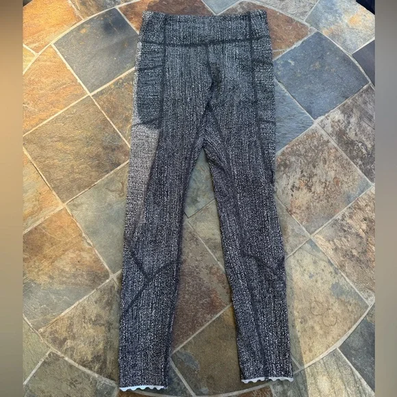 Lululemon Tight Stuff Tight II Leggings 25” Black and White - Picture 4 of 4